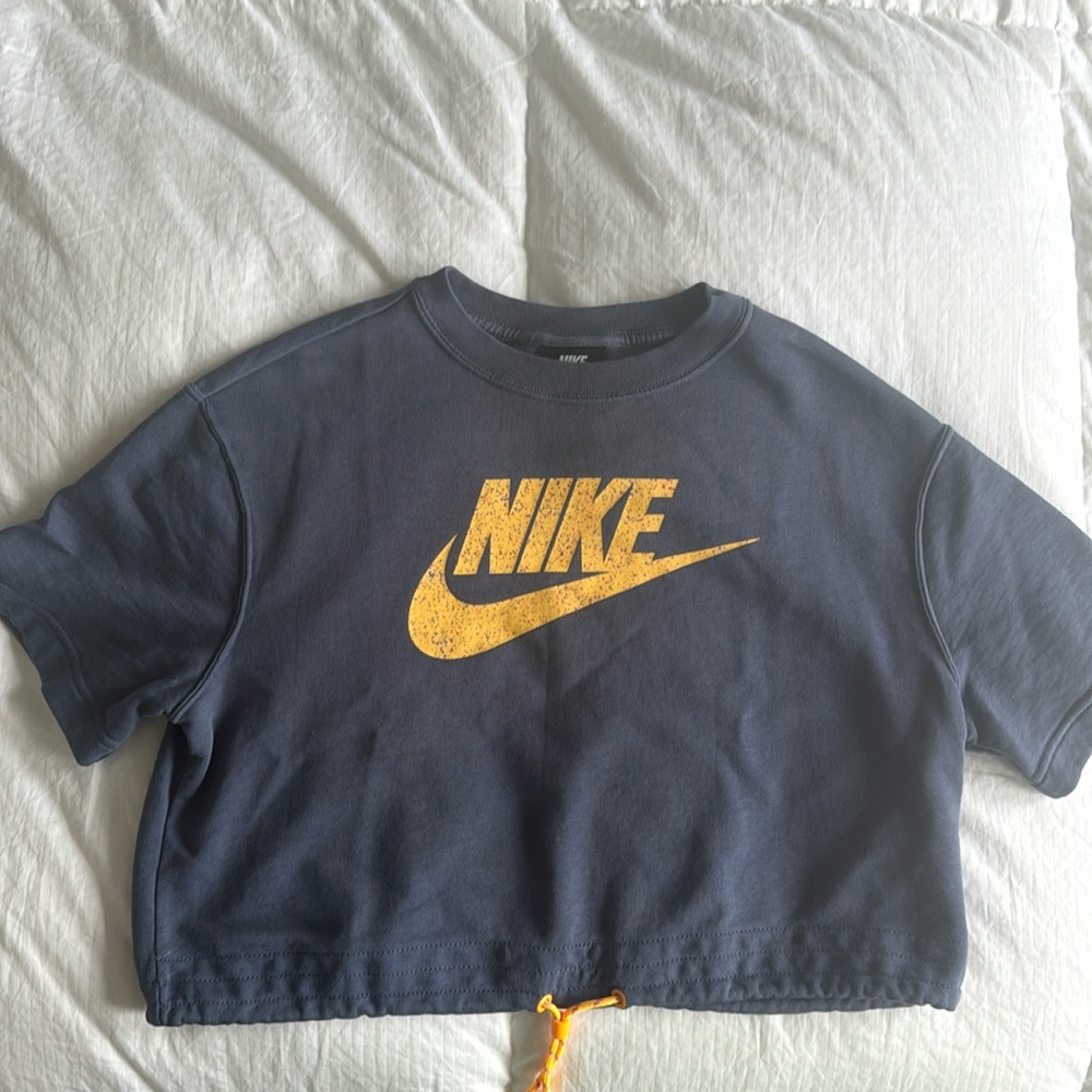 Nike short sleeved cropped sweatshirt